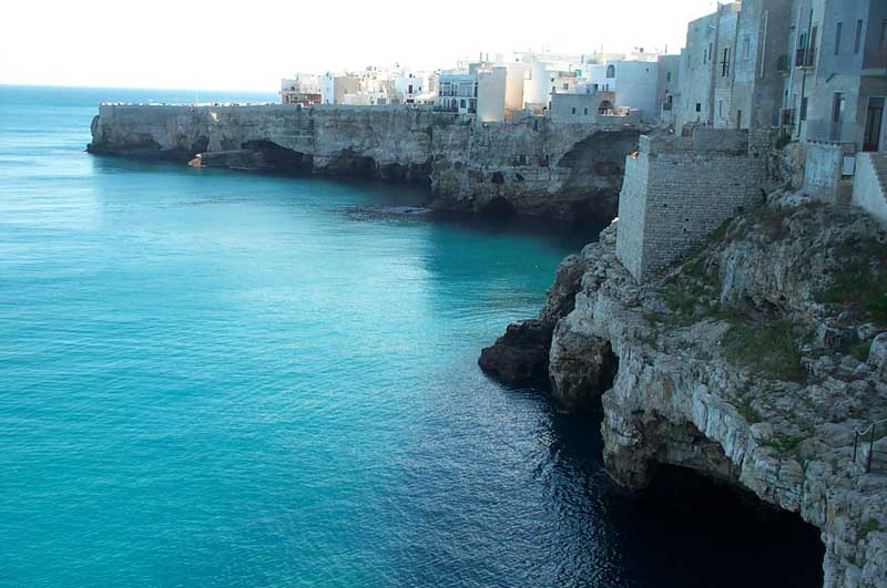 Alcune immagini della scogliera di Polignano a mare (Bari)